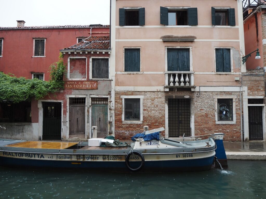 Venetsiaa vesisateessa