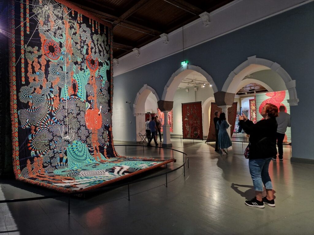 Designmuseo ja Kustaa Saksin Rajamailla -näyttely