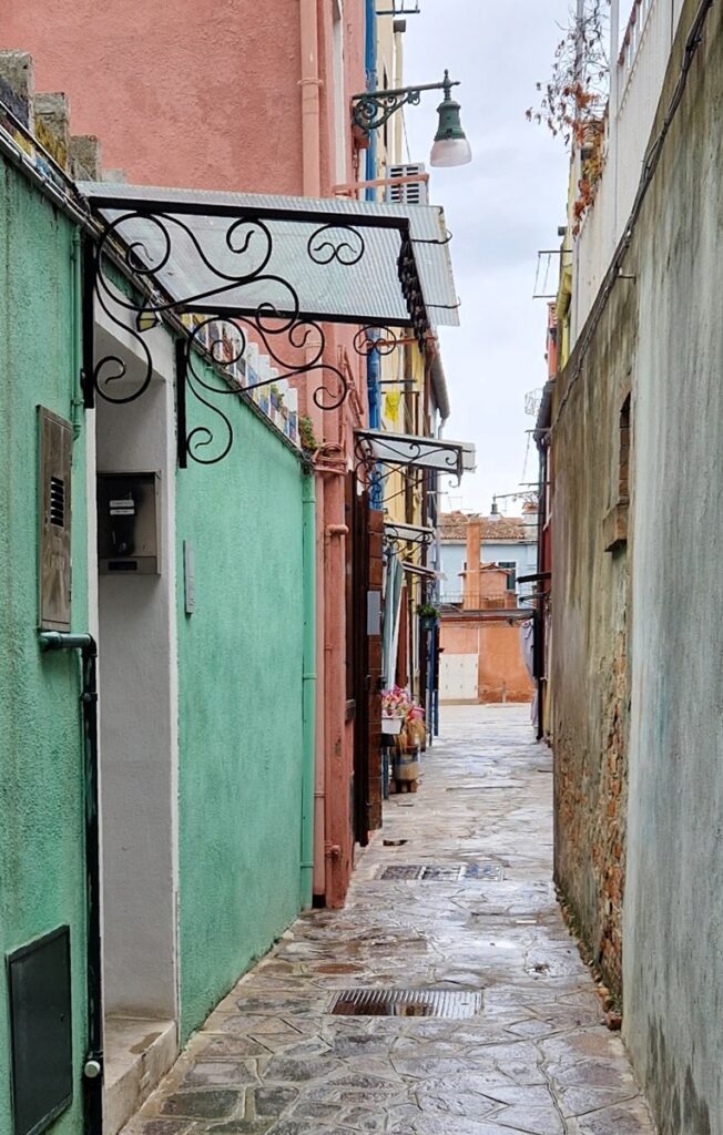 Värikäs Buranon saari Venetsiassa