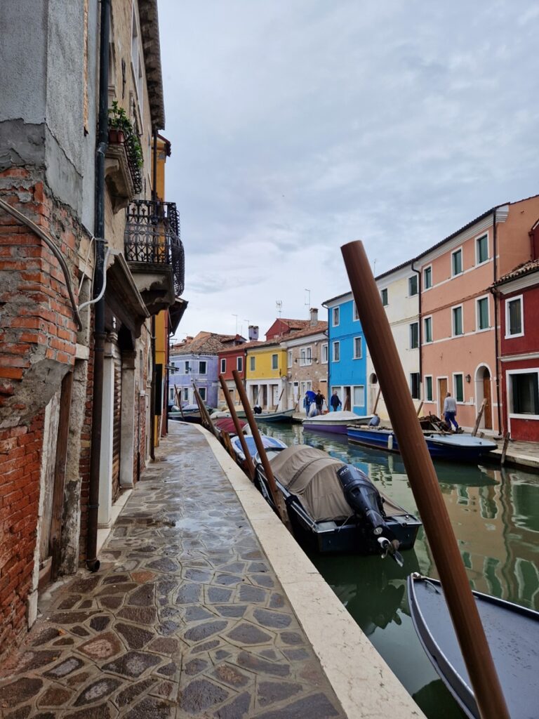 Värikäs Buranon saari Venetsiassa