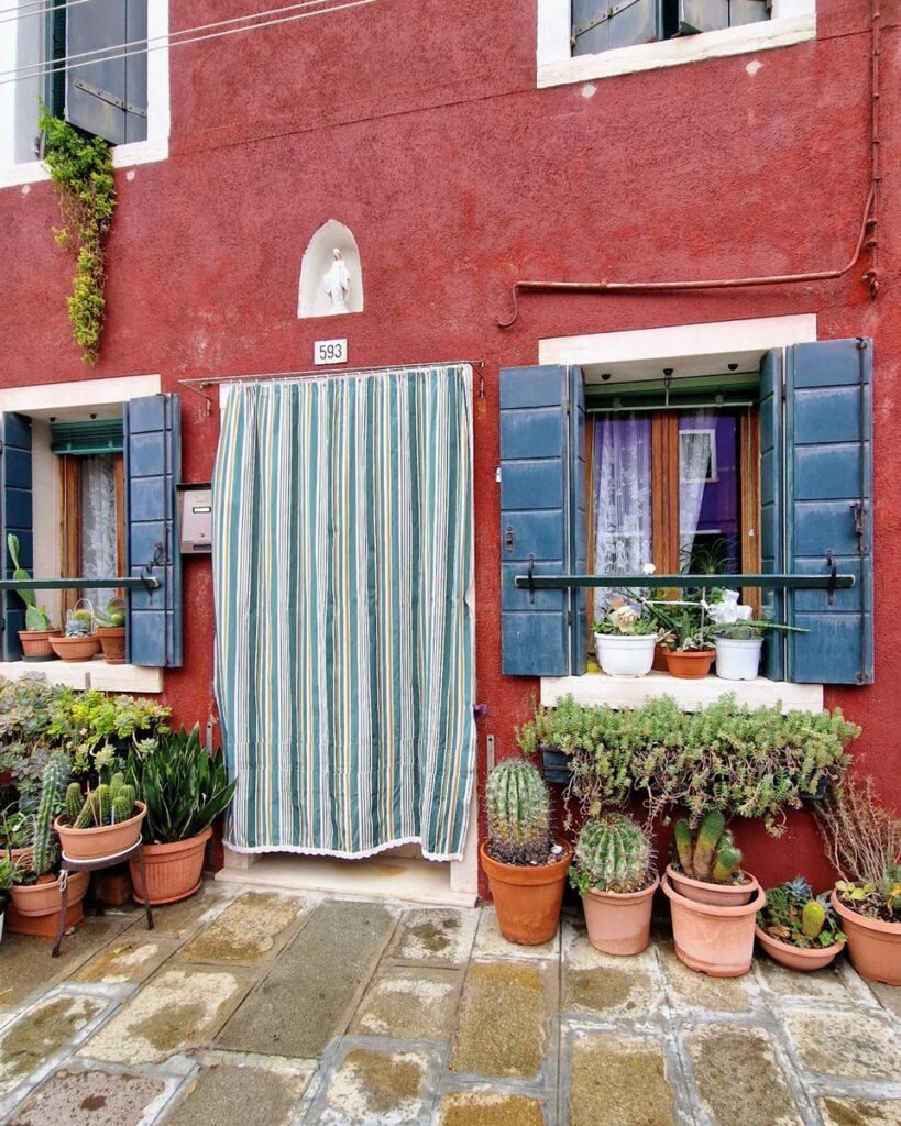 Värikäs Buranon saari Venetsiassa