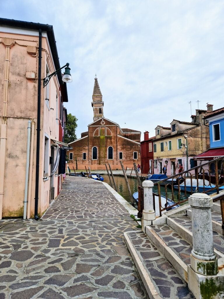 Värikäs Buranon saari Venetsiassa