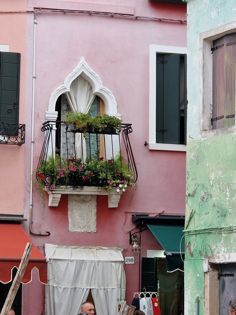 Värikäs Buranon saari Venetsiassa