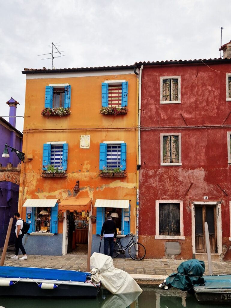 Värikäs Buranon saari Venetsiassa