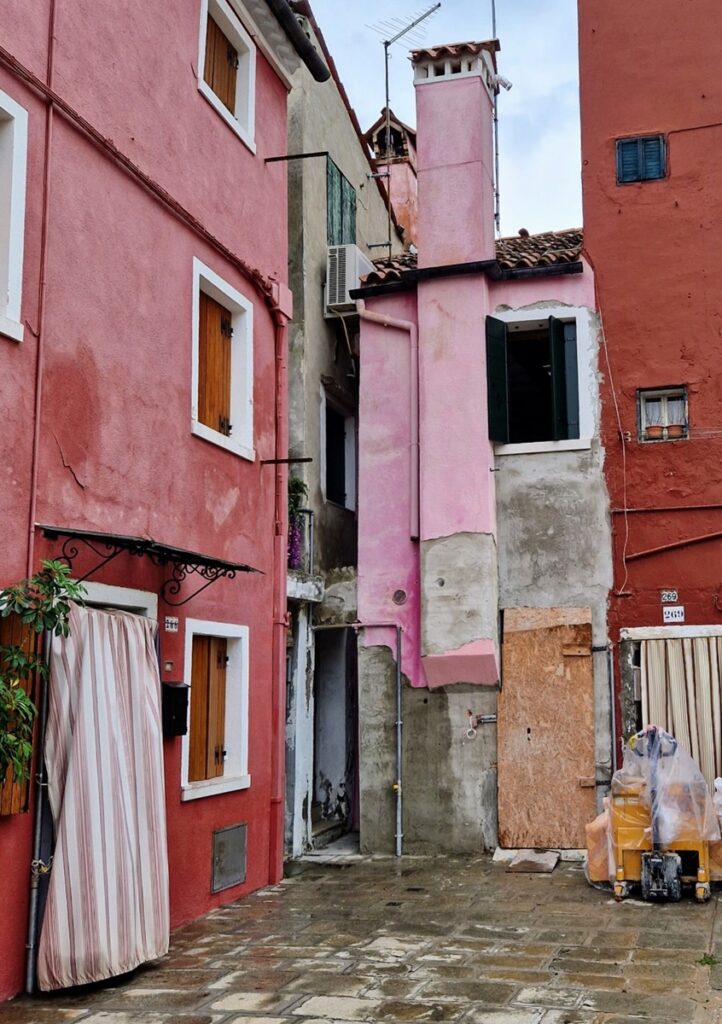 Värikäs Buranon saari Venetsiassa