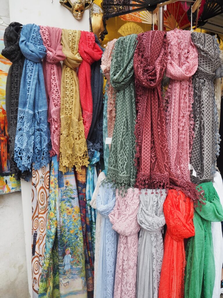 Värikäs Buranon saari Venetsiassa