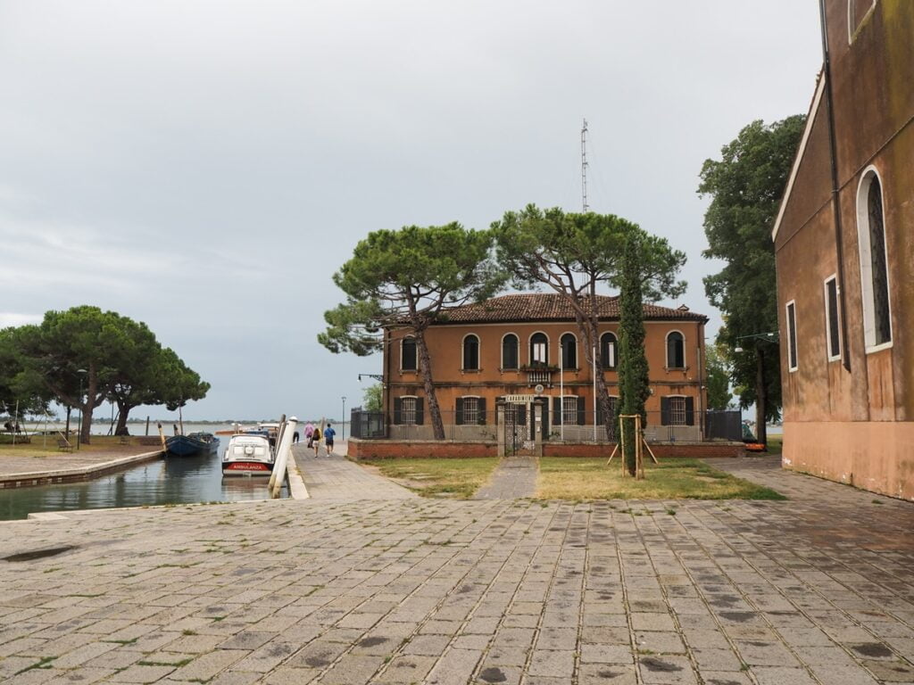 Värikäs Buranon saari Venetsiassa